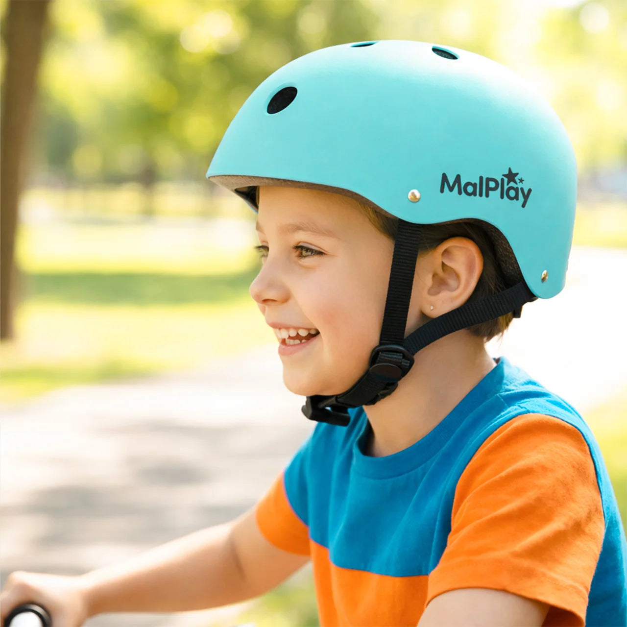 Dziecięcy kask rowerowy / na rolki – regulowany, turkusowy, z wentylacją, lekki, obwód głowy 48–54 cm.