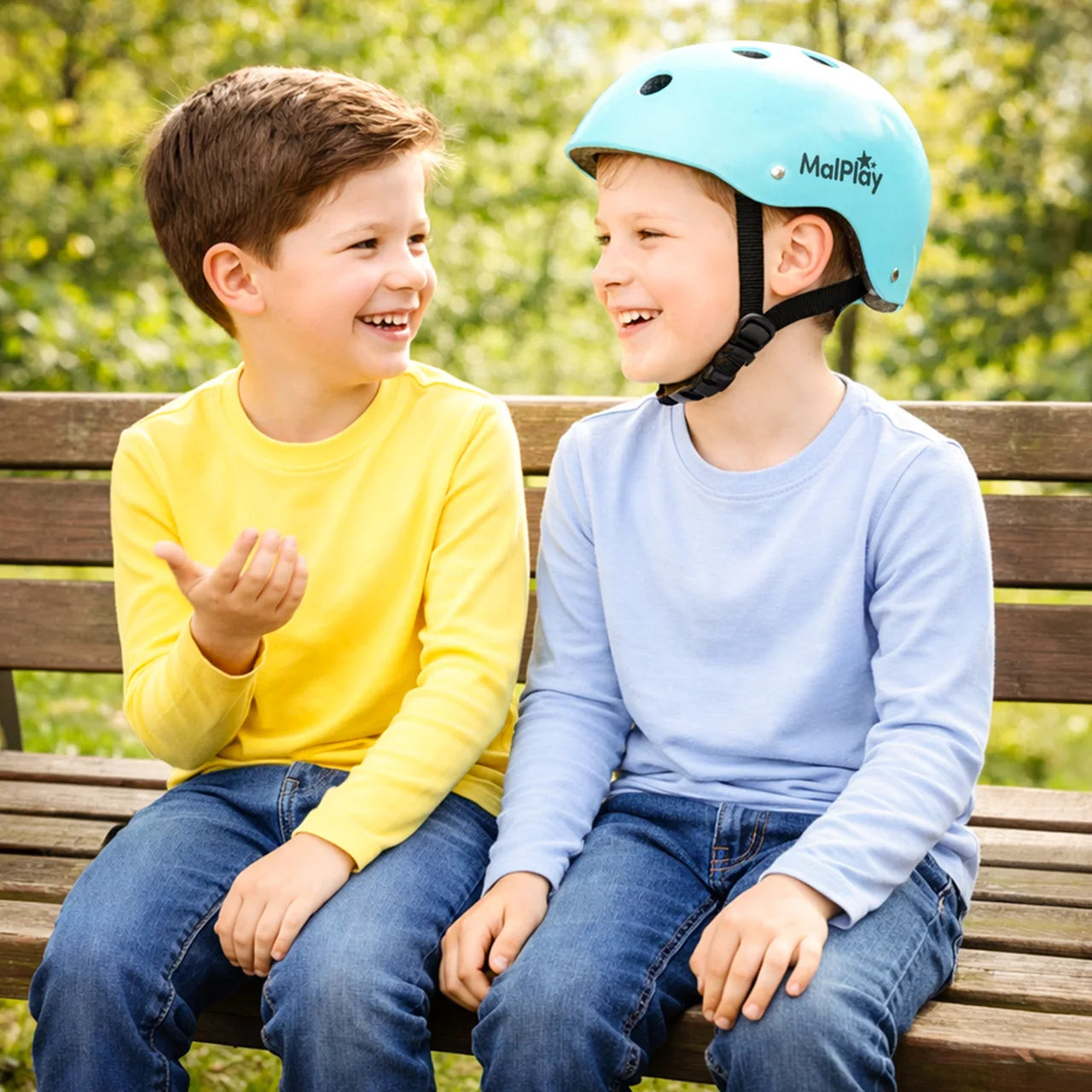 Dziecięcy kask rowerowy / na rolki – regulowany, turkusowy, z wentylacją, lekki, obwód głowy 48–54 cm.